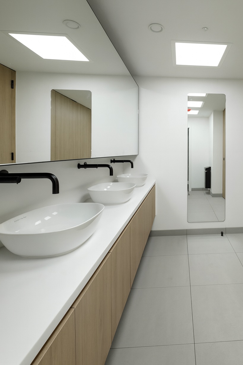 Wall-mounted commercial touchless faucets
